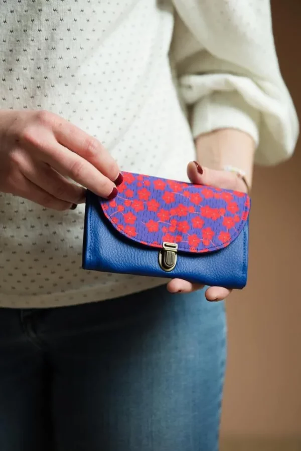 porte monnaie bleu rouge fleurs vu entre les mains de la créatrice