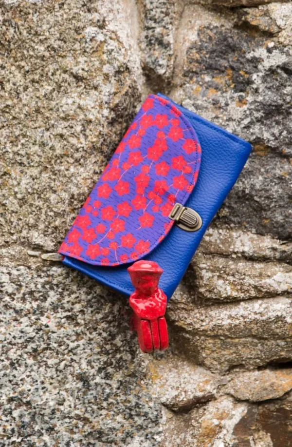 Porte monnaie bleu roi tissu imprimé fleurs rouges
