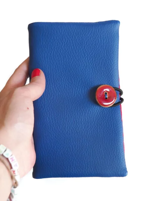 portefeuille porté main simili cuir bleu et tissu imprimé rouge