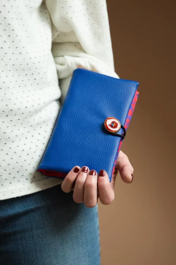 Portefeuille compagnon simili cuir fermé par un bouton rouge