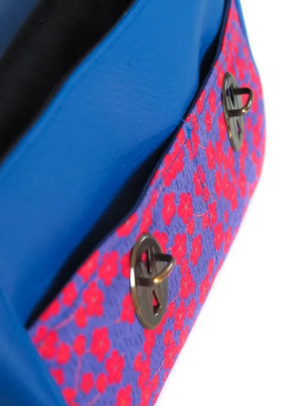 zoom sur poches devant sac femme made in france bleu et rouge fleurs