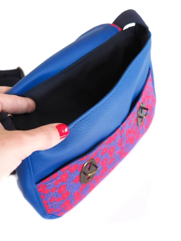 Sac à main bandoulière intérieur bleu marine extérieur bleu électrique et poches fleurs rouges