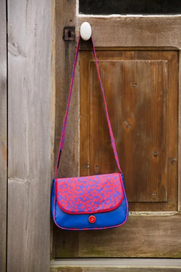 sac à main femme cousu main en france simili cuir bleu roi et tissu imprimé fleurs