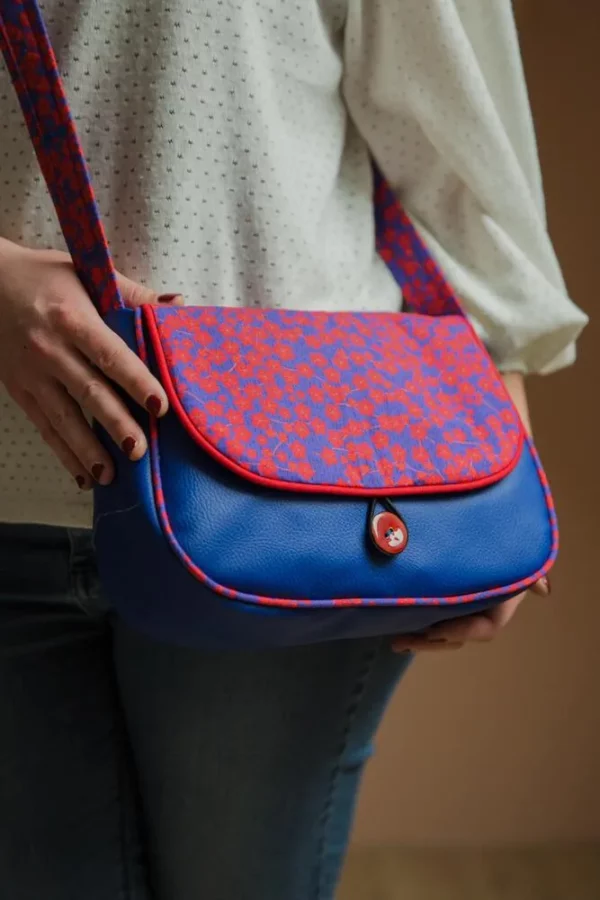 sac à main femme bandoulière côté simili cuir bleu et rabat tissu bleu et rouge fleurs coloré