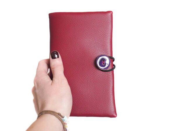 Portefeuille Lulu vue extérieur simili cuir bordeaux et bouton coco violet