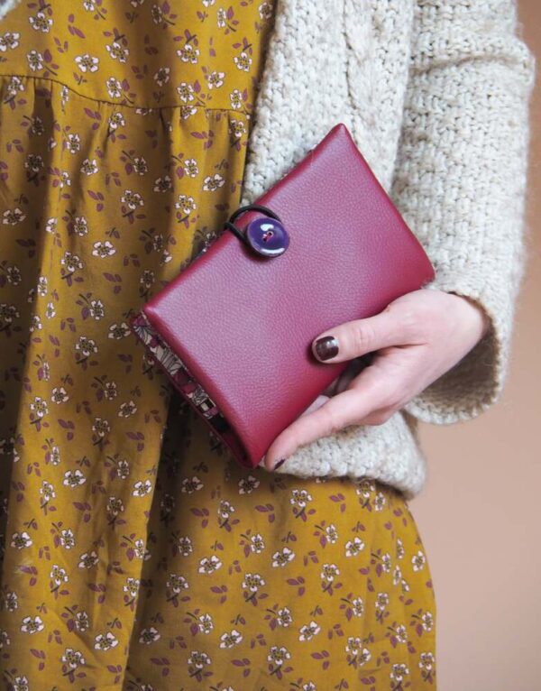 Portefeuille fabriqué en France simili cuir bordeaux bouton coco violet