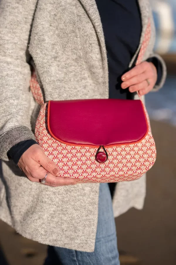 Sac Sarah bordeaux et rouille porté côté tissu imprimé