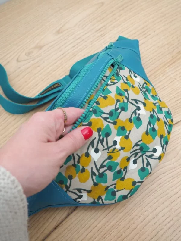 Banane originale Mia turquoise vue poche zippée devant