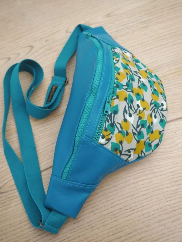 Sac banane originale Mia cousue main en France vue profil