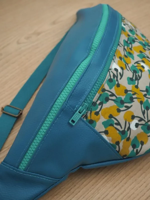 Sac banane Mia XL simili cuir tissu imprimé turquoise poche zippée devant et fermeture éclaiur