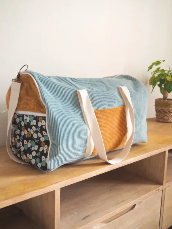 Sac Week-end velours bleu et moutarde vue profil poche devant et poche zippée côté