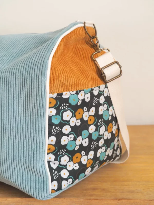 Sac week-end moutarde et bleu imprimé fleurs zoom poche double compartiment côté