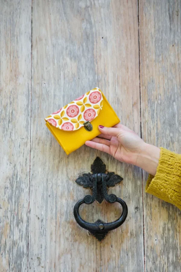 Porte monnaie Charlie simili cuir jaune tissu imprimé rose attache cartable rétro