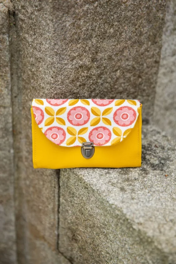 Porte monnaie femme fait main en France simili cuir jaune tissu imprimé rose fleurs Charlie attache cartable rétro