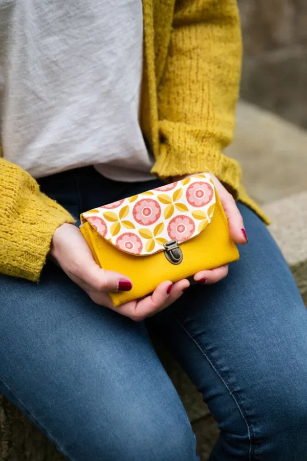Porte monnaie femme fait main en France simili cuir jaune tissu imprimé rose Charlie
