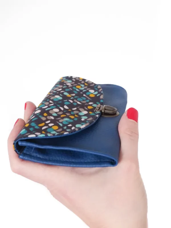 Porte monnaie femme attache cartable rétro simili cuir bleu électrique et tissu imprimé turquoise soufflet