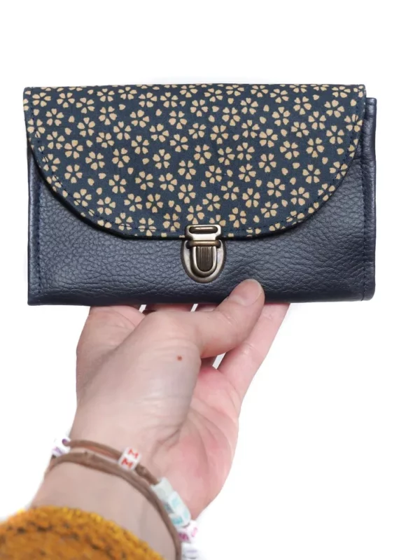 Porte monnaie femme attache cartable rétro simili cuir bleu marine tissu imprimé fleurs Léa