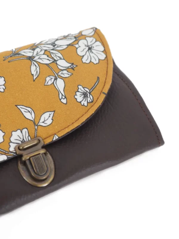 Porte monnaie femme marron moutarde fleurs zoom sur attache cartable rétro