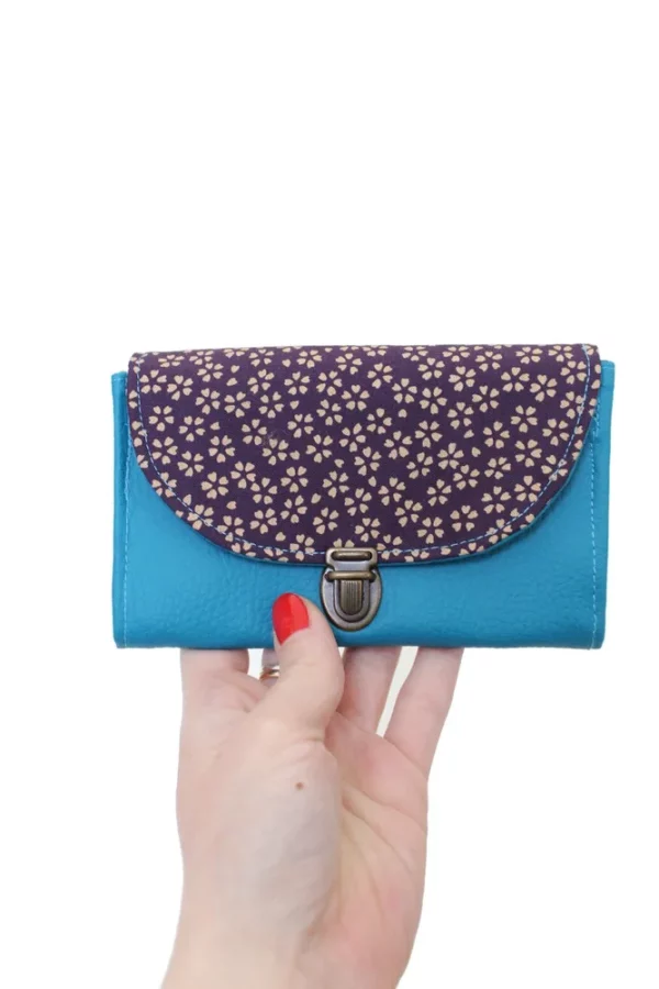 Porte monnaie femme cousu main en Bretagne simili cuir bleu canard et tissu fleuri violet
