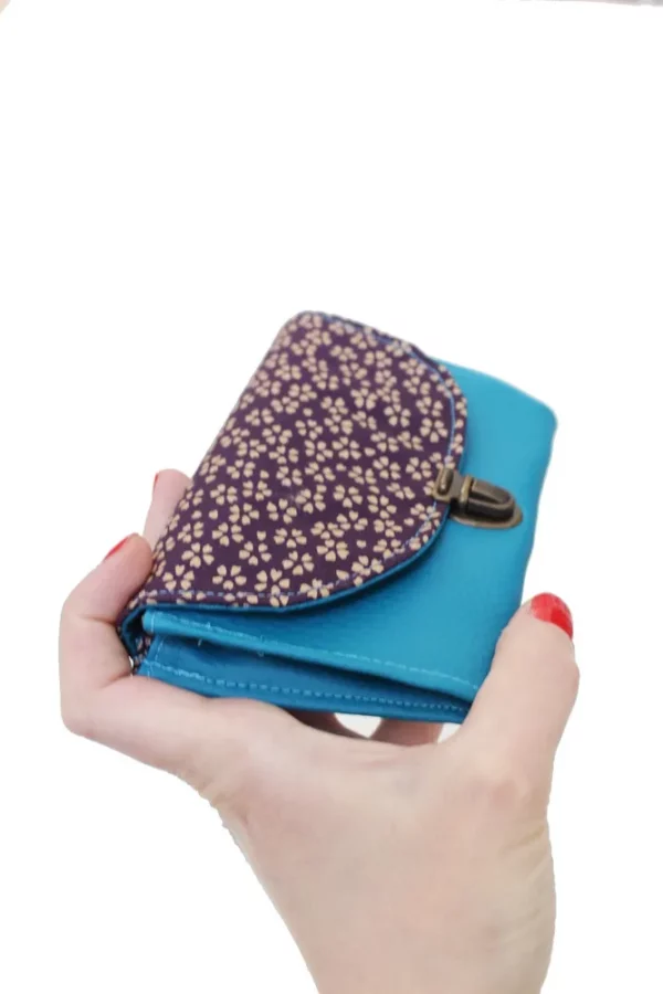 Porte monnaie femme simili cuir turquoise et tissu imprimé violet fleurs soufflet