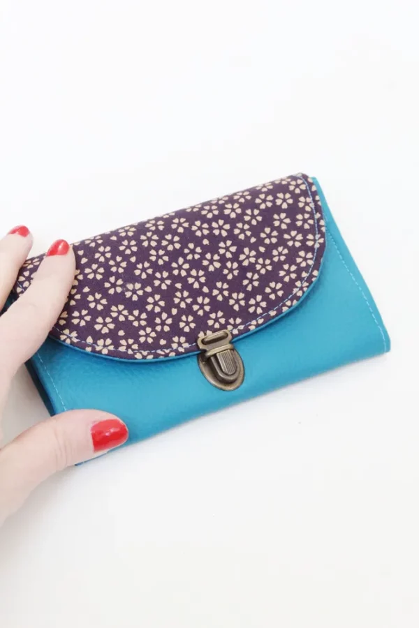 Porte monnaie femme attache cartable rétro fait main en France simili cuir turquoise tissu imprimé violet fleurs