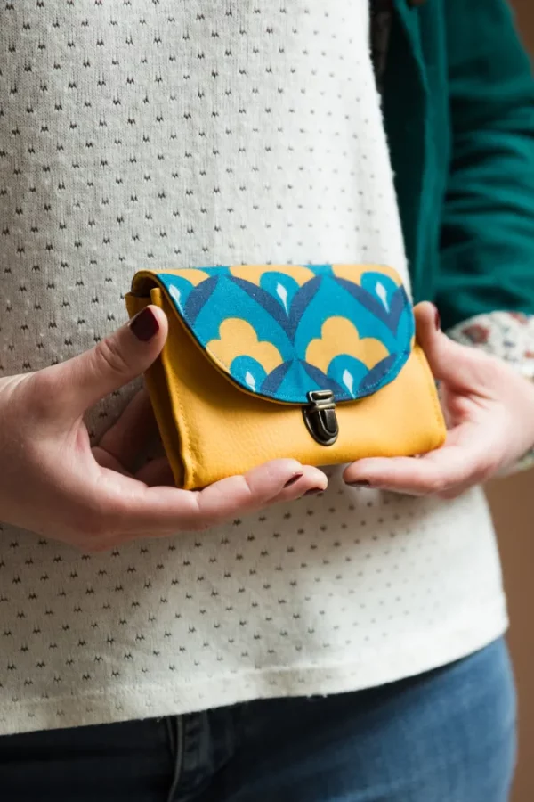 Porte monnaie femme attache cartable rétro simili cuir jaune moutarde tissu imprimé turquoise Paola