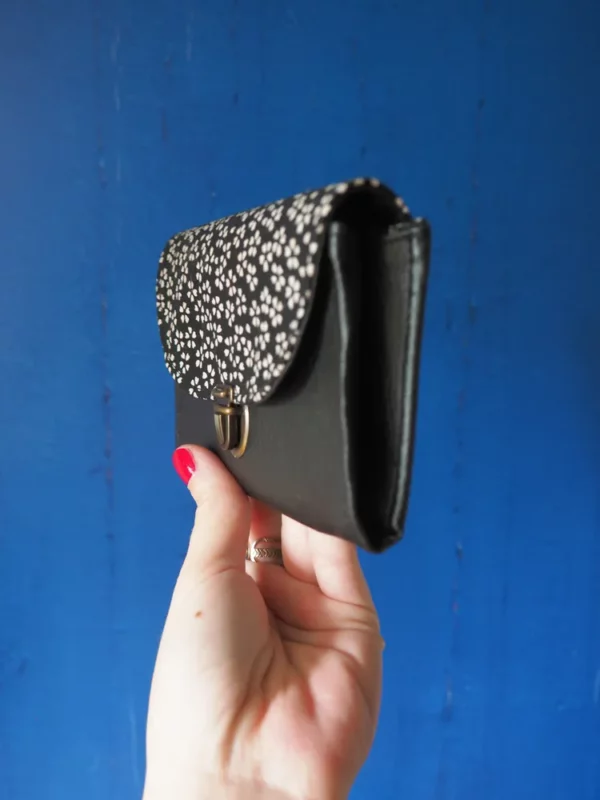 Porte monnaie femme noir fleurs profil