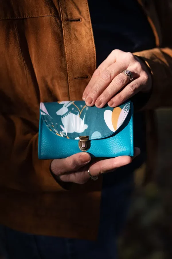 Porte monnaie femme simili cuir turquoise et tissu imprimé lapins attache cartable rétro