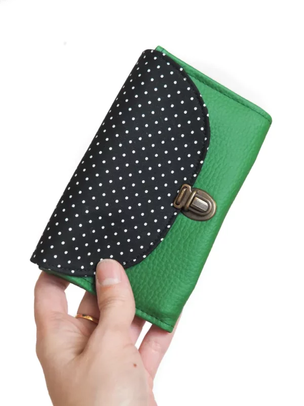 Porte monnaie femme fait main en France simili cuir vert tissu imprimé noir pois blancs Suzanne