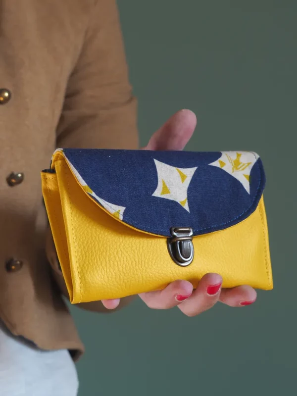 Porte monnaie femme fait main attache cartable rétro simili cuir jaune tissu imprimé bleu hirondelles