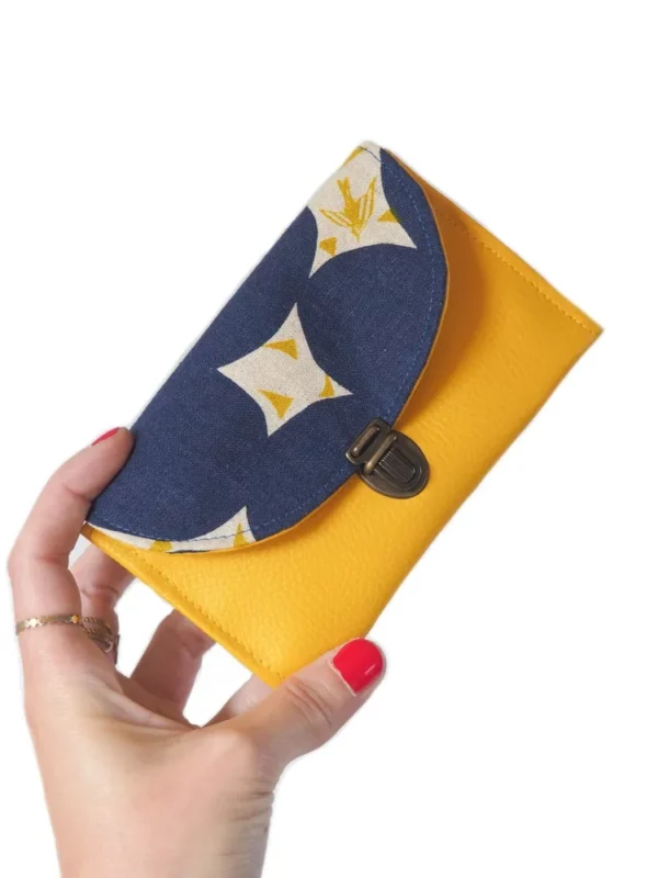 Porte monnaie femme coloré cousu main en Bretagne simili cuir jaune tissu imprimé bleu hirondelles