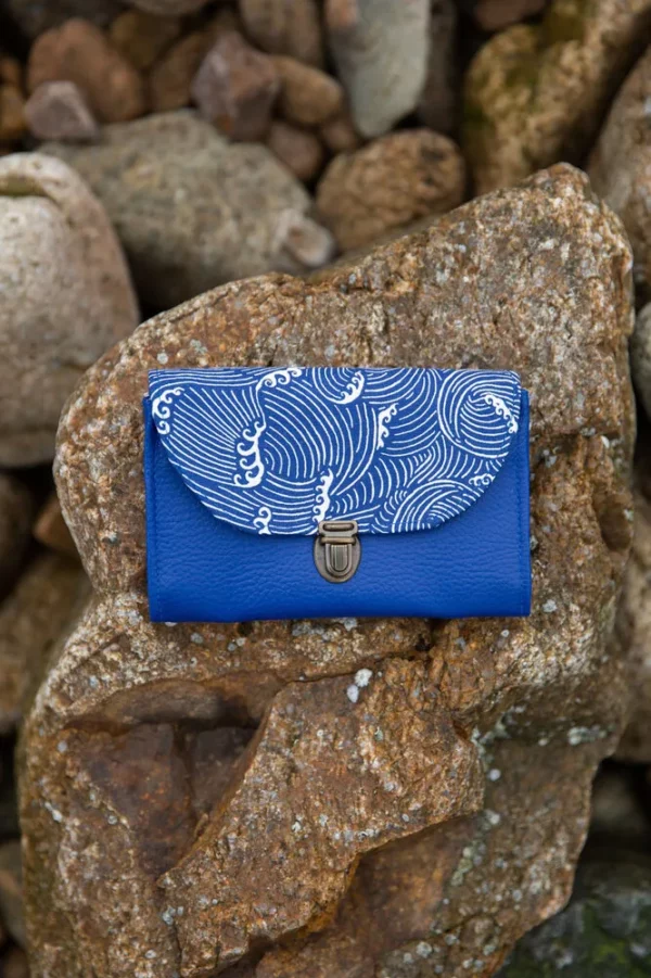 Porte monnaie femme fait main en France simili cuir bleu tissu imprimé vagues Océan attache cartable rétro