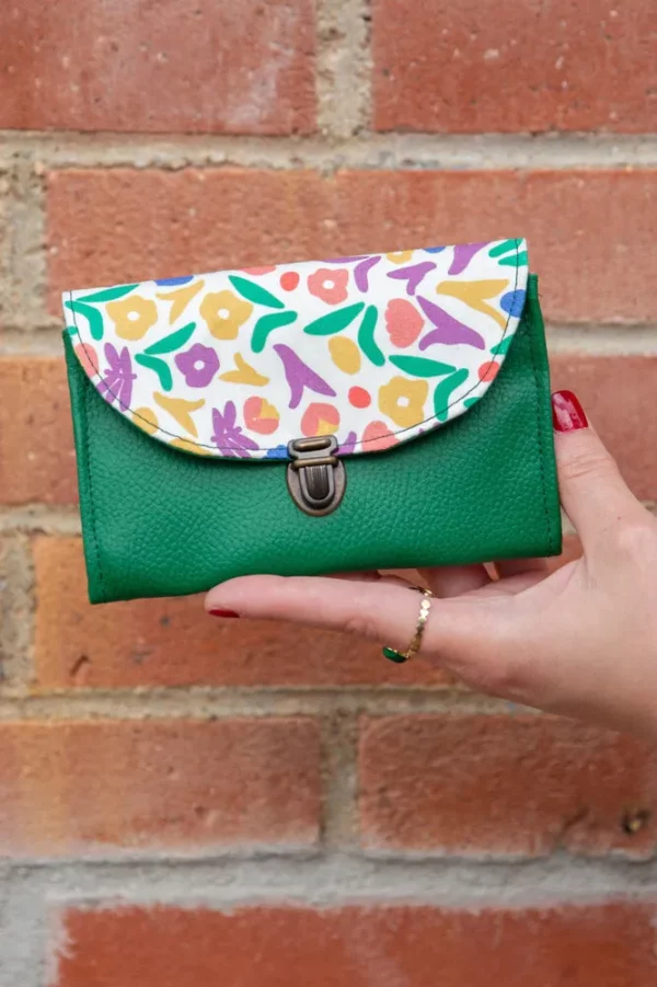 Porte monnaie fait main en France attache cartable rétro simili cuir vert tissu imprimé les fleurs