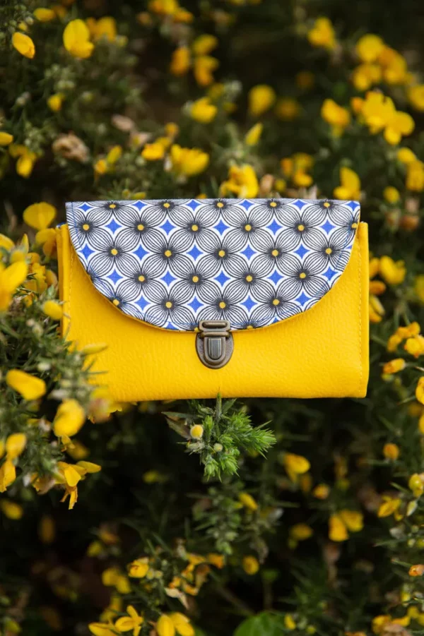 Porte monnaie femme fait main en France simili cuir jaune tissu imprimé géométrique bleu Sunny