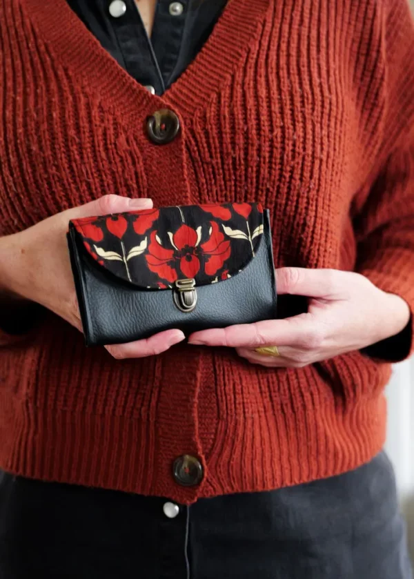 Porte monnaie Aline femme fait main en France simili cuir noir tissu imprimé rouge attache cartable rétro