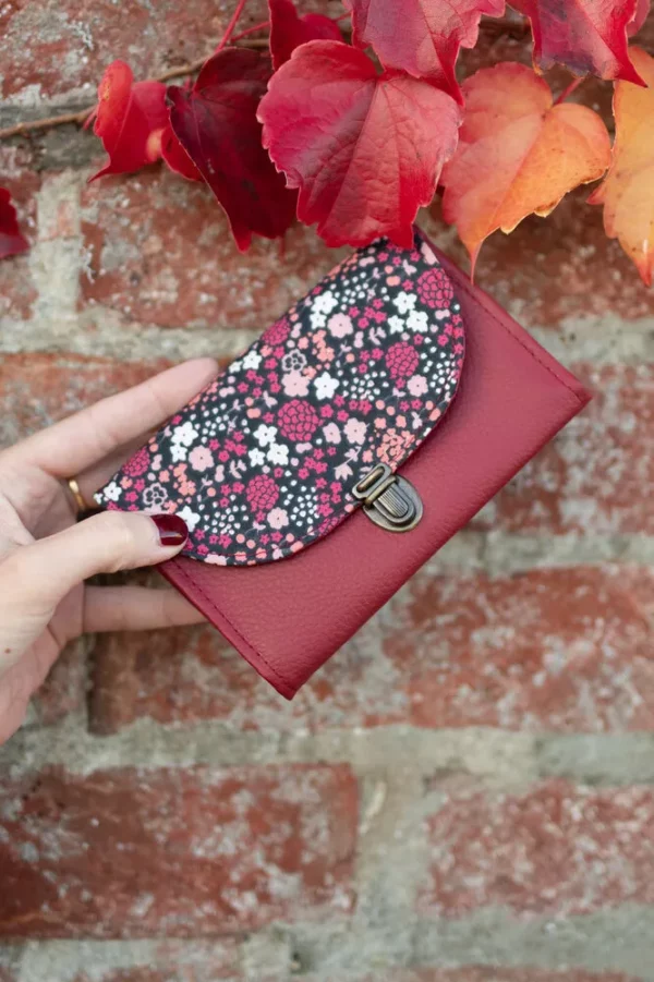 Porte monnaie femme fait main en France simili cuir rouge bordeaux tissu imprimé fleurs Julie