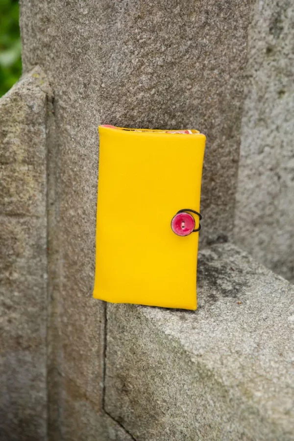 Portefeuille femme fait main jaune bouton rose coloré Charlie