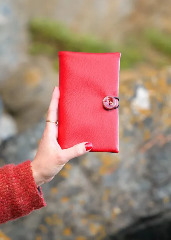 Portefeuille compagnon femme fait main simili cuir rouge bouton coco rouge Clotilde
