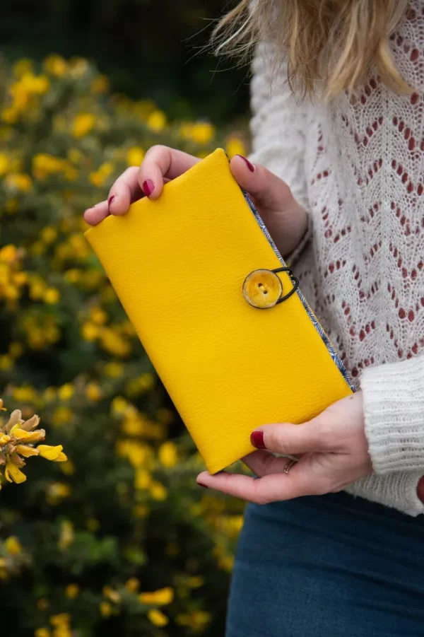 Portefeuille compagnon cousu main en Bretagne simili cuir jaune bouton jaune imprimé Sunny