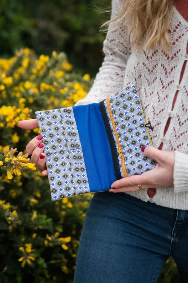 Portefeuille compagnon femme fait main bleu jaune Sunny porté
