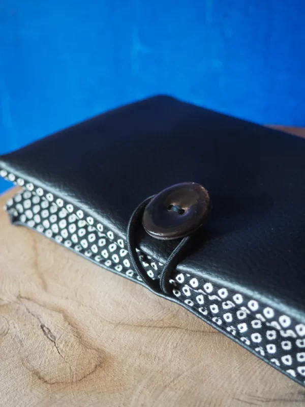 Portefeuille noir points japonais zoom sur bouton coco noir