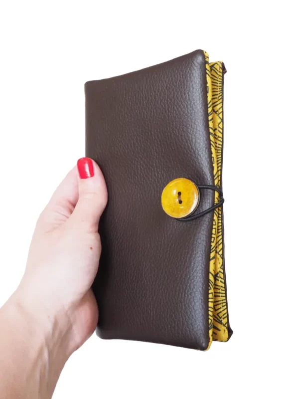 Portefeuille compagnon femme simili cuir marron bouton jaune fabrication artisanale