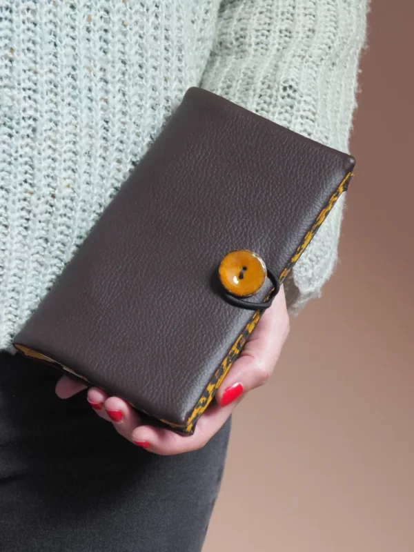 Portefeuille femme compagnon simili cuir marron bouton coco jaune