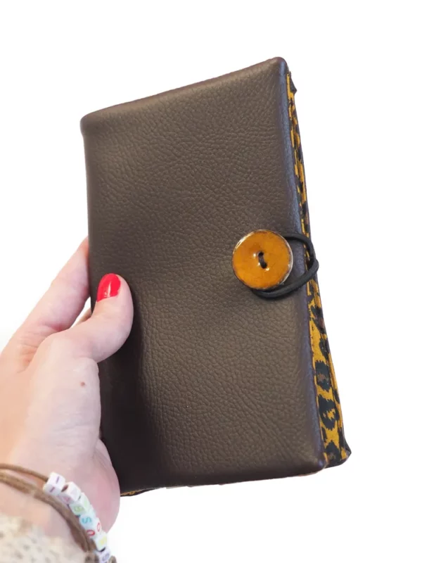 Portefeuille femme compagnon simili cuir marron bouton jaune fermé