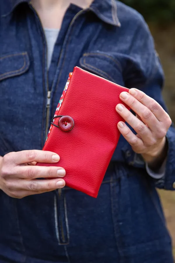 Portefeuille compagnon fait main en France rouge cerises fermé