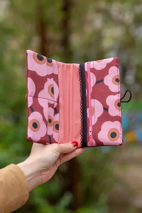 Portefeuille femme fait main simili cuir bordeaux tissu imprimé vintage grosses fleurs roses Paulette