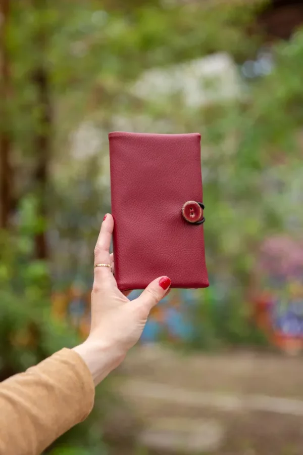 Portefeuille Paulette fait main fermé simili cuir bordeaux bouton violine