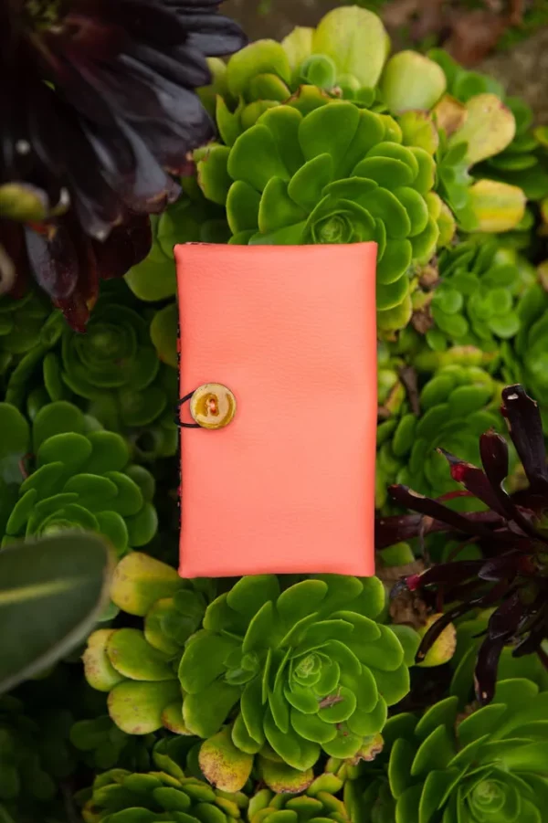 Portefeuille femme cousu main en Bretagne corail fleurs Frida