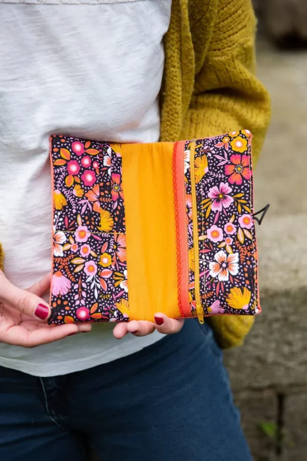 Portefeuille femme fait main en France simili cuir corail tissu imprimé Fleurs corail moutarde