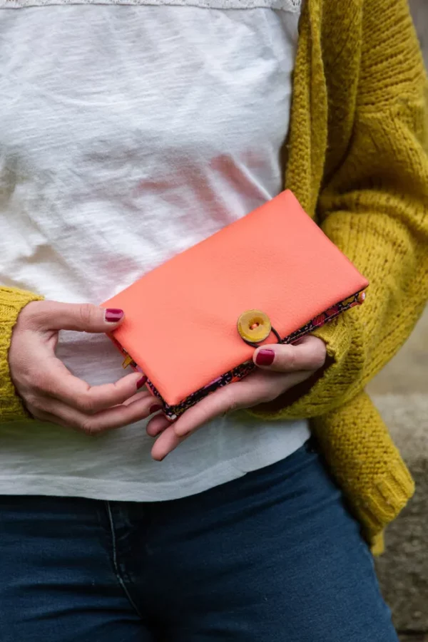 Portefeuille femme fait main Frida fermé simili cuir corail bouton coco jaune